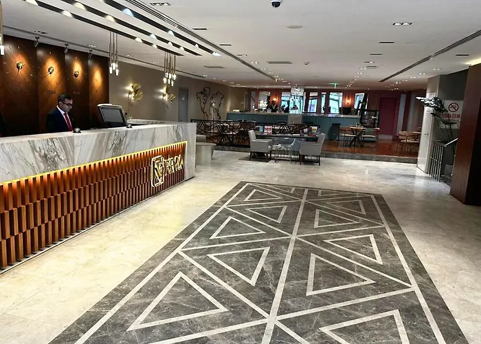 Revia Square מלון 4*