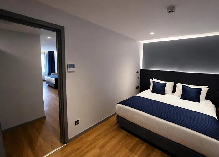 Revia Square מלון 4*