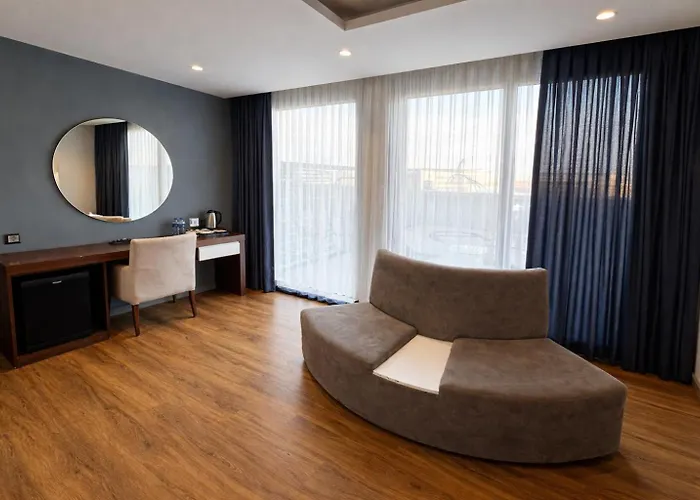 מלון Revia Square 4*
