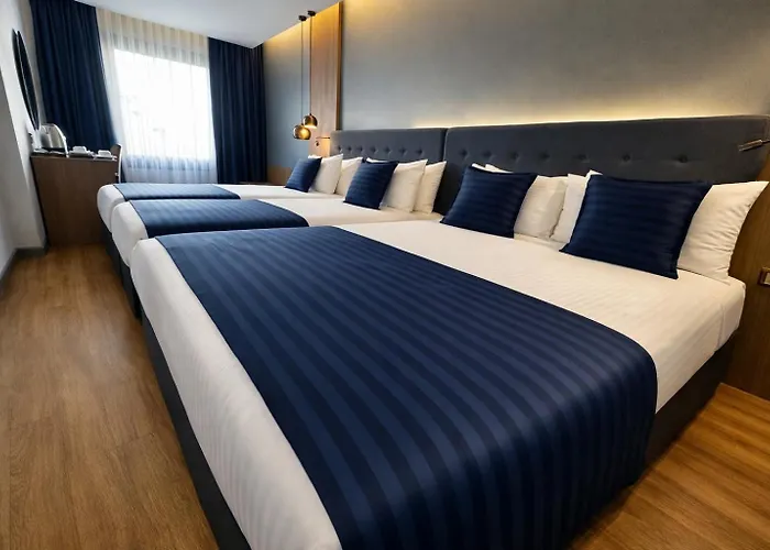 Revia Square מלון 4*