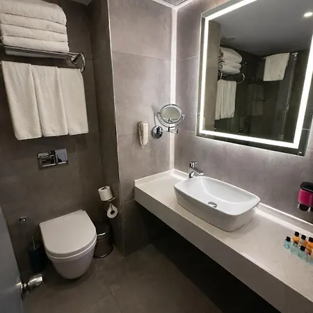 Revia Square מלון 4*