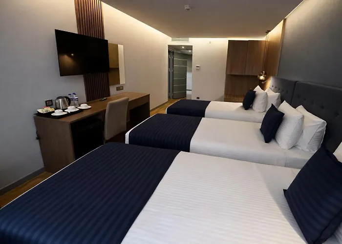 Revia Square Hotell 4*