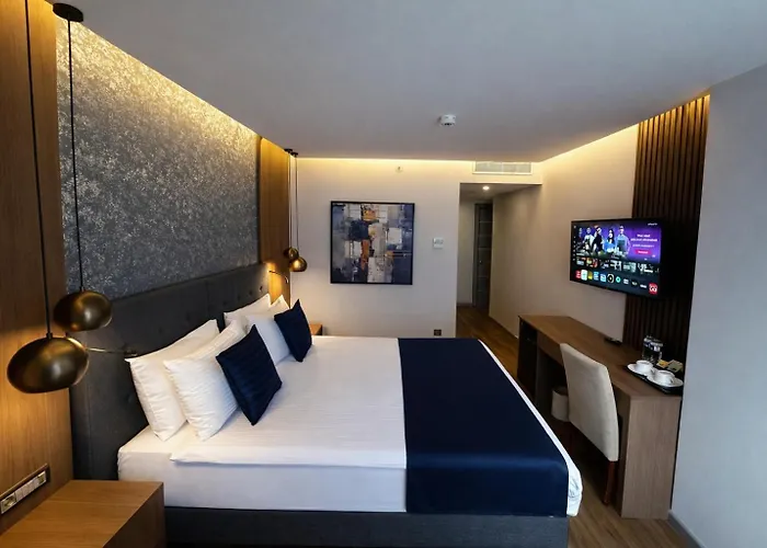 Revia Square Hotell 4*