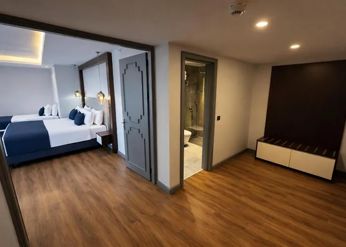 Hotell Revia Square 4*