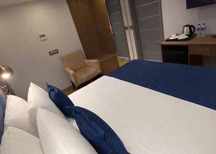 Revia Square Hotell 4*