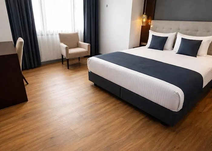 Revia Square Hotell 4*