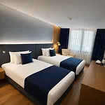 Revia Square 4*